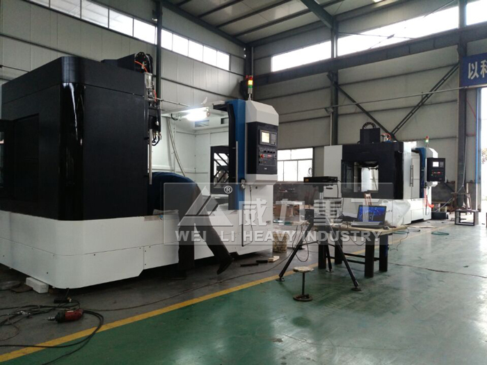 操作人員正在調(diào)試加工中心